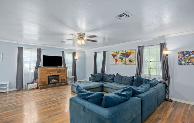 3-bedroom rental at 125 Broken Spur Drive in Bandera, TX — photo 1