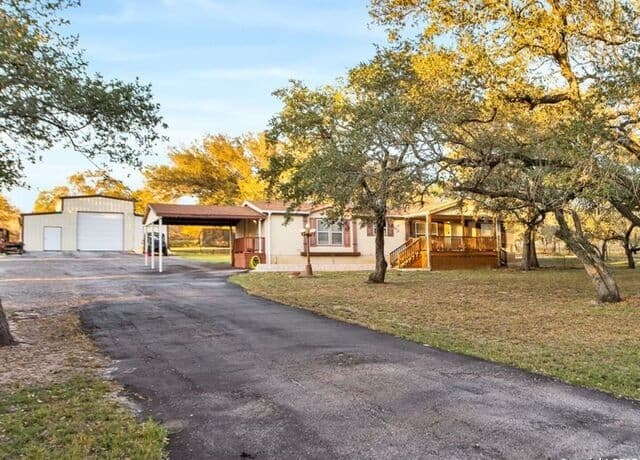3-bedroom rental at 1218 Eagle Creek in Floresville, TX — photo 3