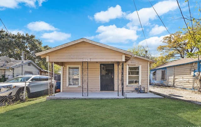 2-bedroom rental at 508 E Edmonds Ave in San Antonio, TX — photo 2