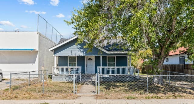 4-bedroom rental at 2537 W Southcross in San Antonio, TX — photo 1