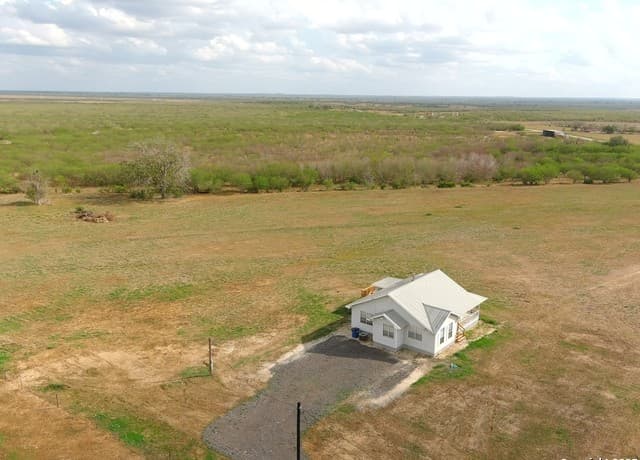 2-bedroom rental at 501 S Parker in Nixon, TX — photo 2
