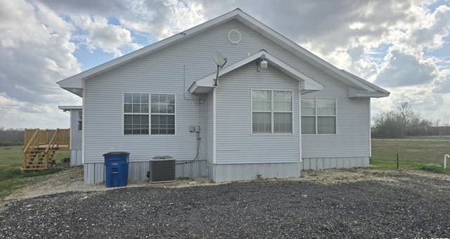 2-bedroom rental at 501 S Parker in Nixon, TX — photo 4
