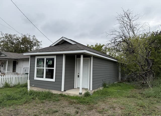 3-bedroom rental at 216 Milvid in San Antonio, TX — photo 2