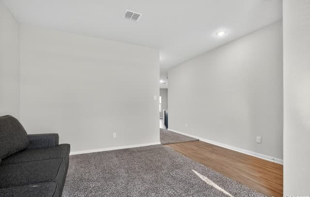 4-bedroom rental at 7811 Champion Crk in San Antonio, TX — photo 5