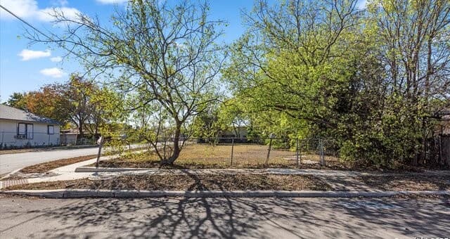 rental at 3302 W Houston in San Antonio, TX — photo 1