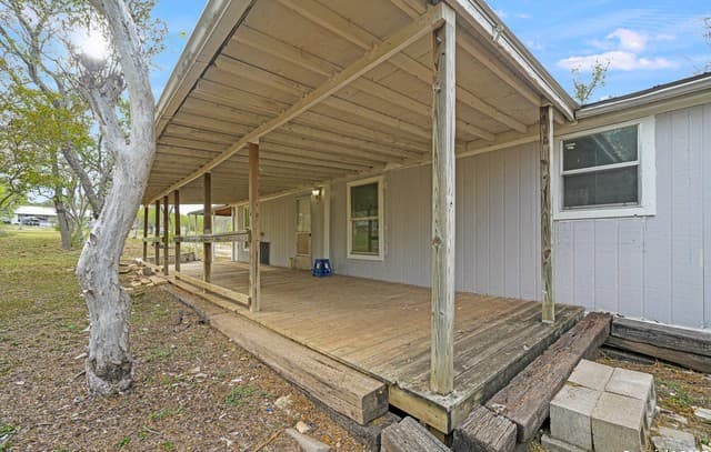 3-bedroom rental at 844 County Road 4511 in Hondo, TX — photo 1