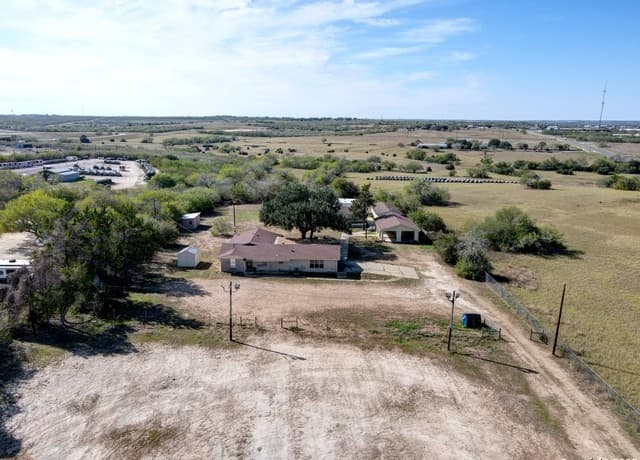 rental at 298 Sh-239 in Kenedy, TX — photo 2