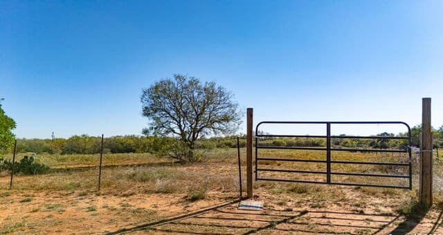 rental at 13710 US Highway 87 in Adkins, TX — photo 2