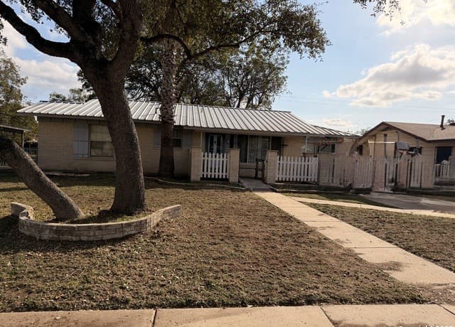 3-bedroom rental at 5006 Creekmoor in San Antonio, TX — photo 2