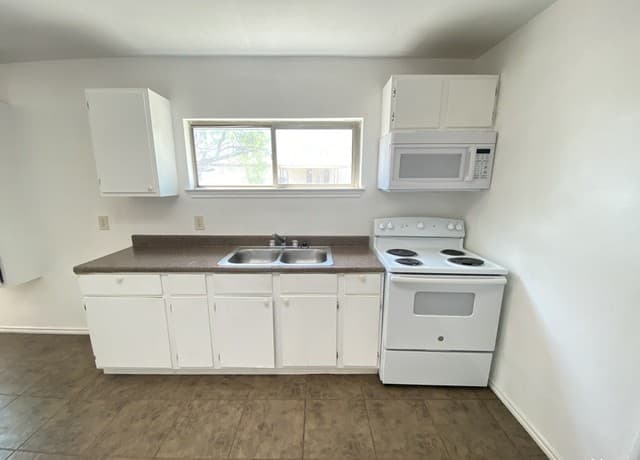 2-bedroom rental at 428 Burnett Ave Unit B in Charlotte, TX — photo 4
