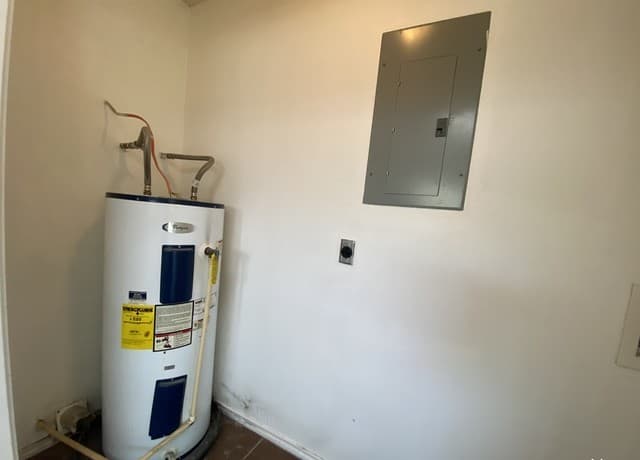 2-bedroom rental at 428 Burnett Ave Unit B in Charlotte, TX — photo 5