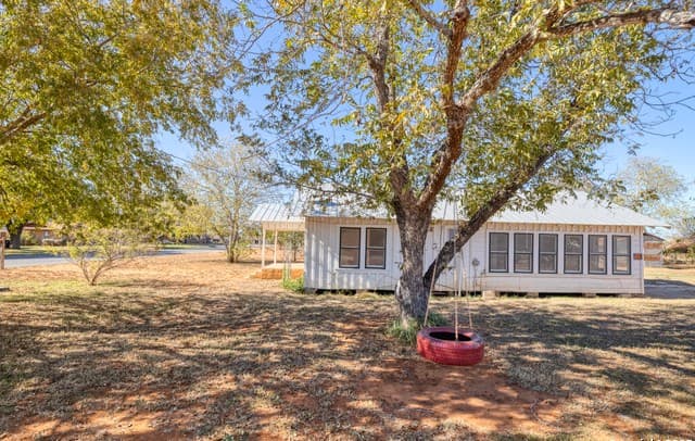 2-bedroom rental at 719 E Trinity in Pearsall, TX — photo 2