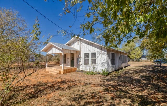 2-bedroom rental at 719 E Trinity in Pearsall, TX — photo 3