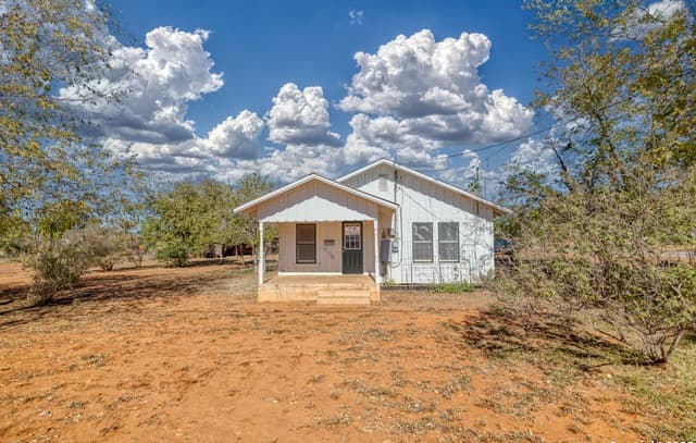 2-bedroom rental at 719 E Trinity in Pearsall, TX — photo 5