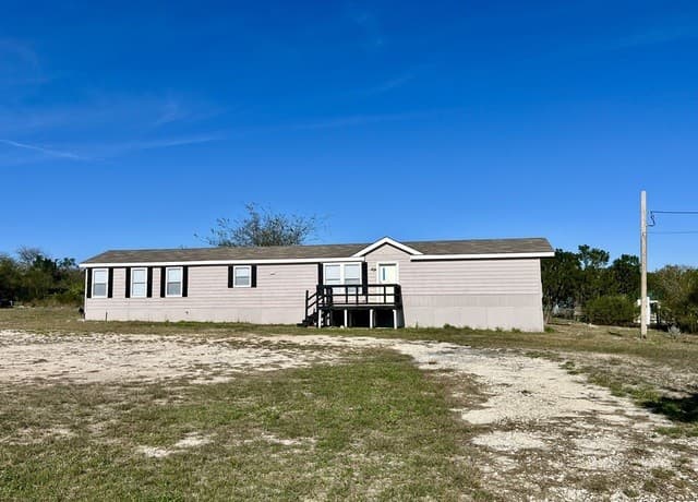 3-bedroom rental at 18707 County Road 5736 in Castroville, TX — photo 2
