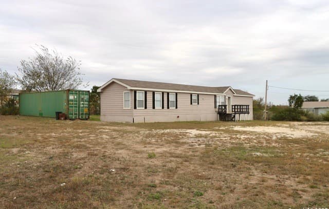 3-bedroom rental at 18707 County Road 5736 in Castroville, TX — photo 3