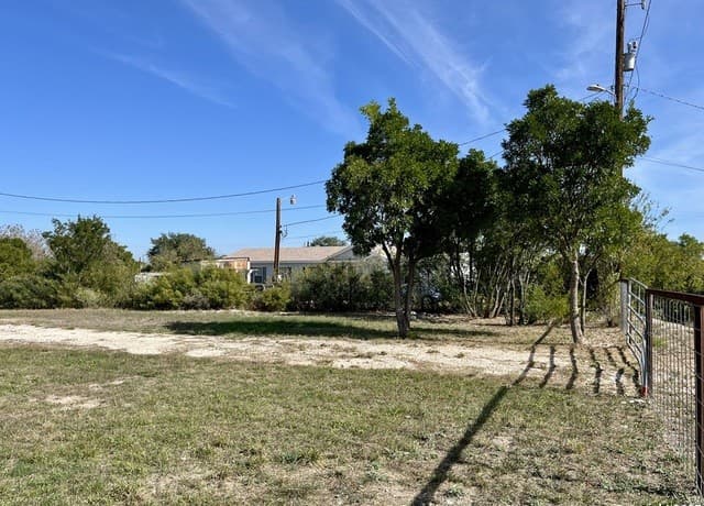 3-bedroom rental at 18707 County Road 5736 in Castroville, TX — photo 4