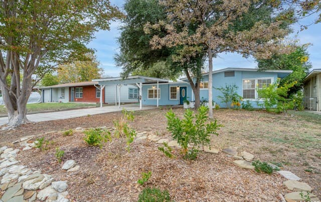 3-bedroom rental at 239 Craigmont in San Antonio, TX — photo 4