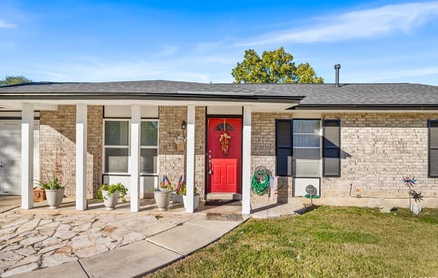 3-bedroom rental at 4423 Sun Vista Ln in San Antonio, TX — photo 2