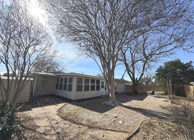 3-bedroom rental at 423 Timberlane in San Antonio, TX — photo 3