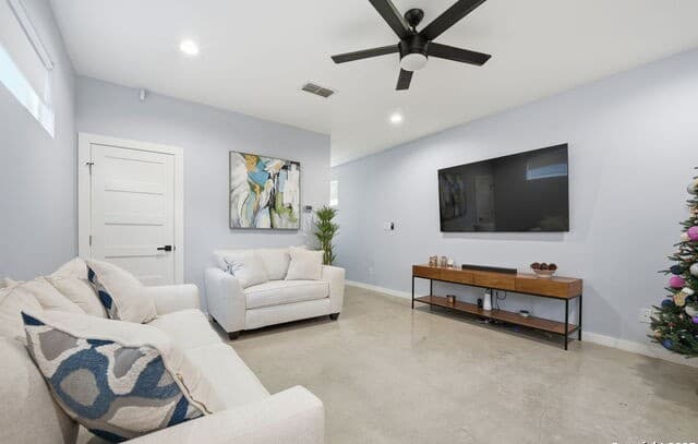 3-bedroom rental at 2106 Schley Ave in San Antonio, TX — photo 3