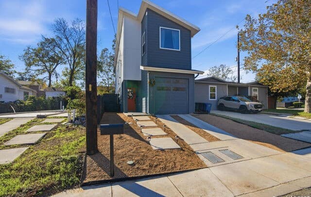 3-bedroom rental at 2106 Schley Ave in San Antonio, TX — photo 4