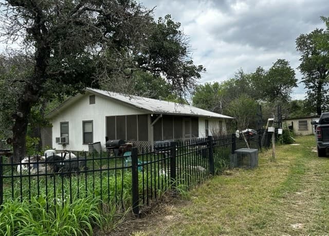 rental at 145 Highland Rd in Poteet, TX — photo 3