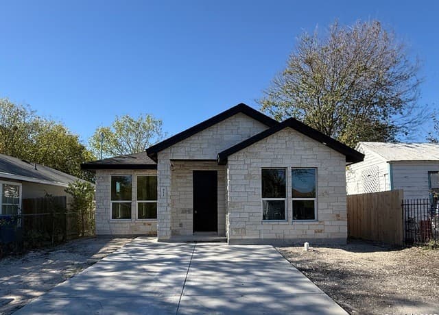3-bedroom rental at 411 Moselle in San Antonio, TX — photo 3