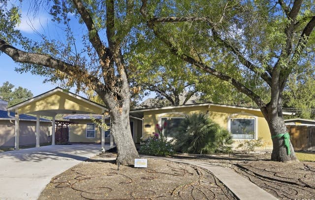4-bedroom rental at 415 Calumet in San Antonio, TX — photo 1
