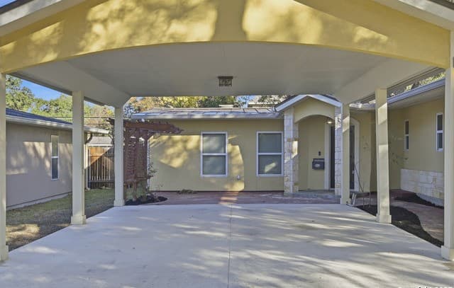 4-bedroom rental at 415 Calumet in San Antonio, TX — photo 2