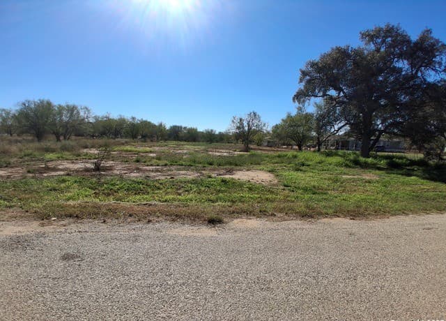 rental at 105 County Road 2671 in Devine, TX — photo 1