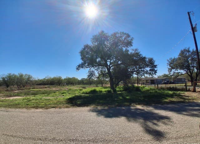 rental at 105 County Road 2671 in Devine, TX — photo 2