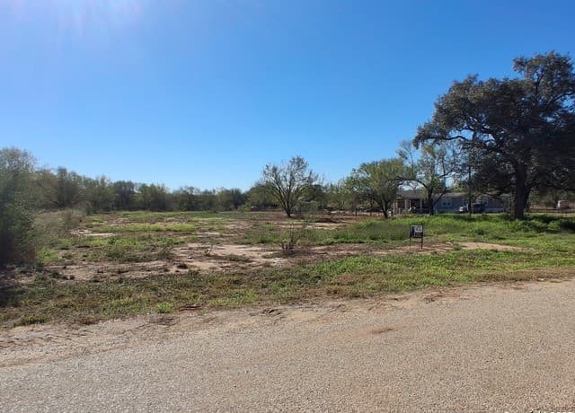 rental at 105 County Road 2671 in Devine, TX — photo 3