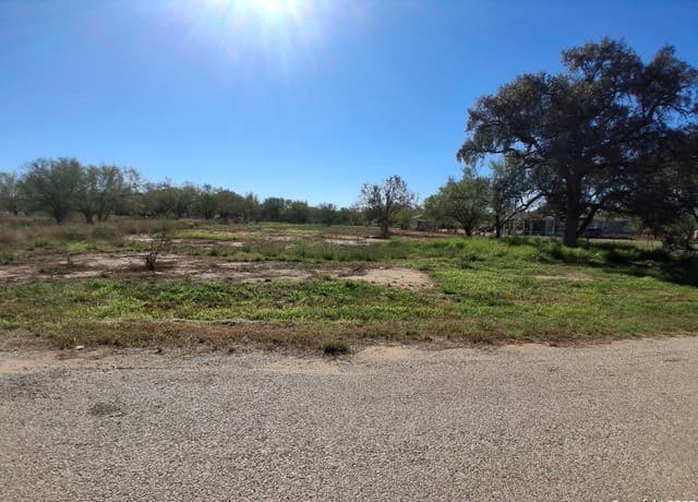 rental at 105 County Road 2671 in Devine, TX — photo 4