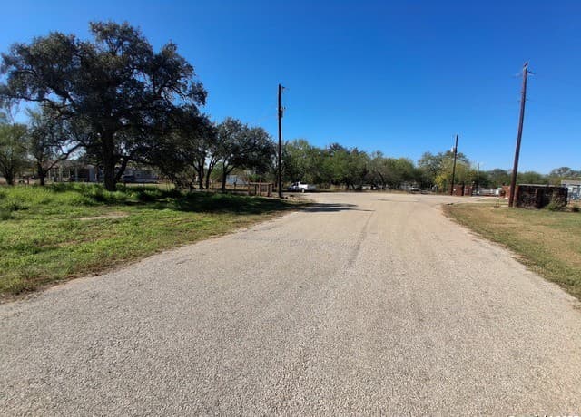 rental at 105 County Road 2671 in Devine, TX — photo 5