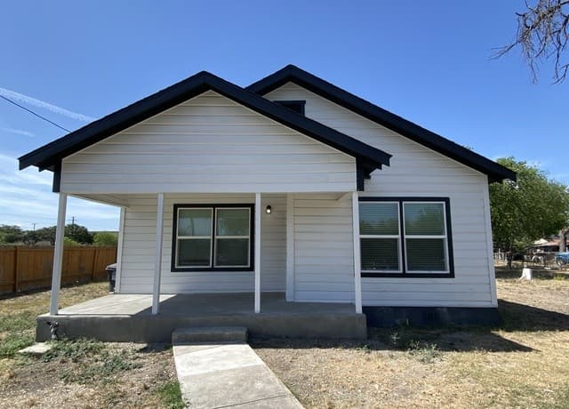 3-bedroom rental at 202 McCAULEY BLVD in San Antonio, TX — photo 2