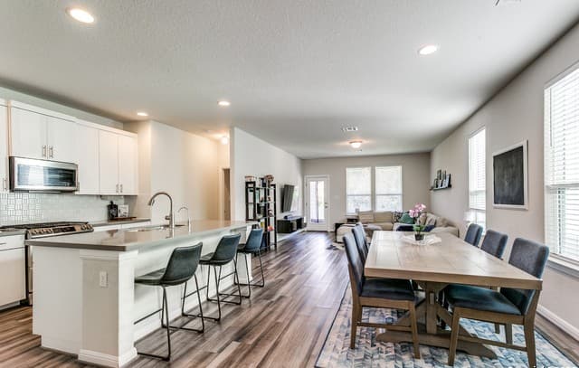 4-bedroom rental at 15051 Summer Lynn Place in San Antonio, TX — photo 5