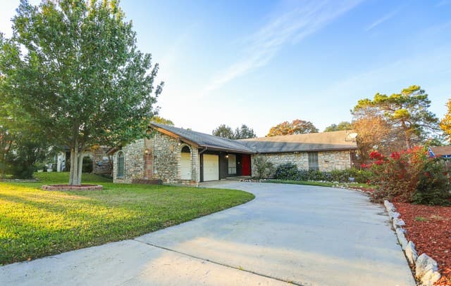 3-bedroom rental at 8227 Capricorn in Universal City, TX — photo 1