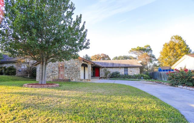 3-bedroom rental at 8227 Capricorn in Universal City, TX — photo 2