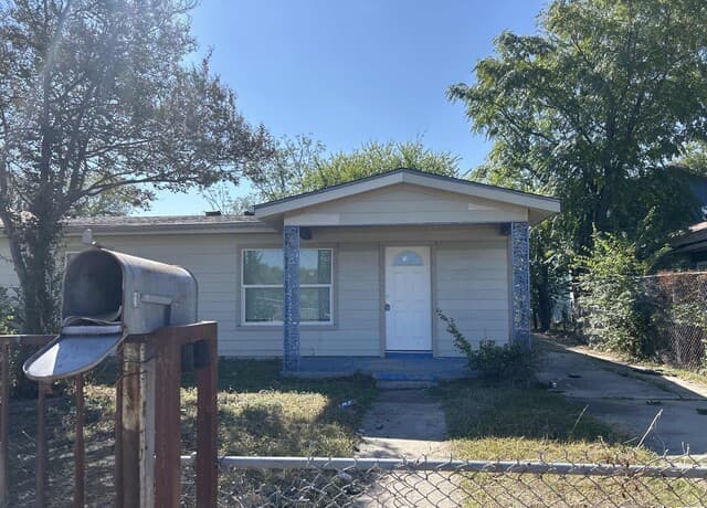 3-bedroom rental at 2618 Lombrano St in San Antonio, TX — photo 1