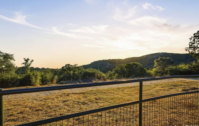4-bedroom rental at 18668 Bandera in Helotes, TX — photo 4