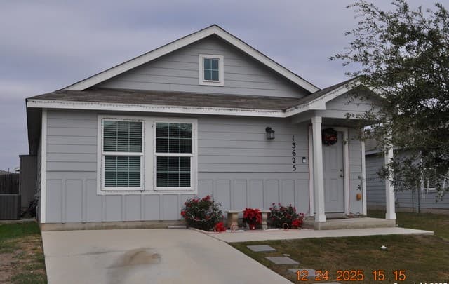 3-bedroom rental at 13625 Foal Cove in San Antonio, TX — photo 2