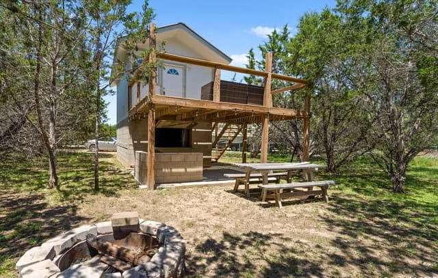 4-bedroom rental at 348 Valley Oak in Bandera, TX — photo 2