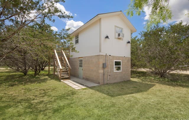 4-bedroom rental at 348 Valley Oak in Bandera, TX — photo 3