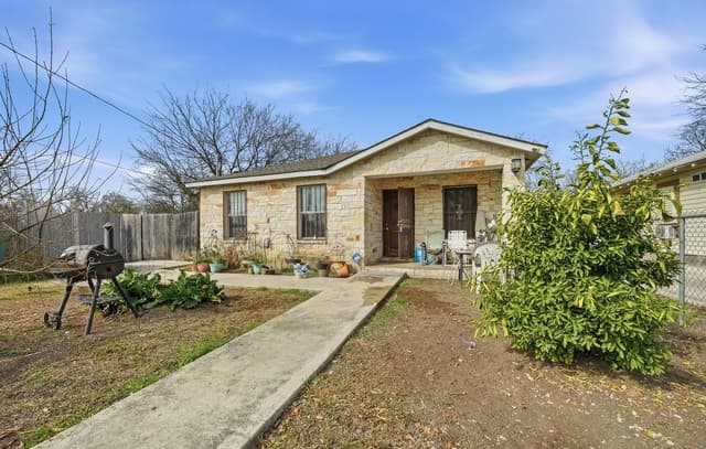 3-bedroom rental at 1303 Lombrano St in San Antonio, TX — photo 2