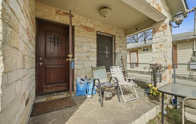 3-bedroom rental at 1303 Lombrano St in San Antonio, TX — photo 4