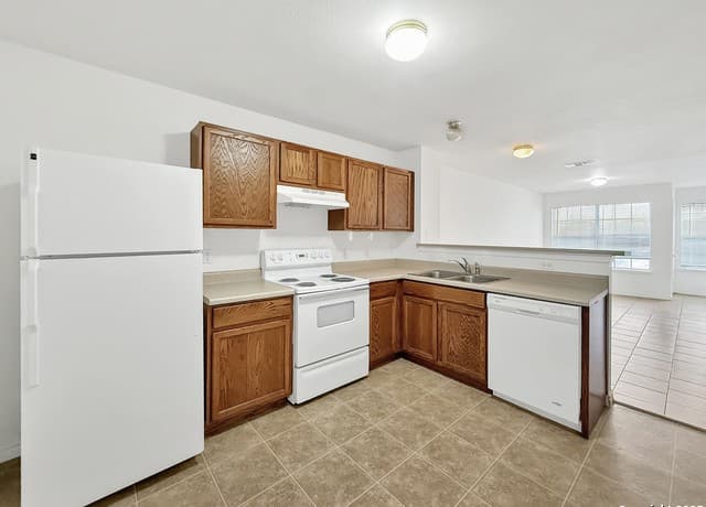 2-bedroom rental at 107 Autumn PASS Unit 107 in San Antonio, TX — photo 3