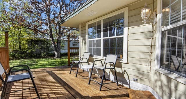 3-bedroom rental at 1508 E St in Floresville, TX — photo 2