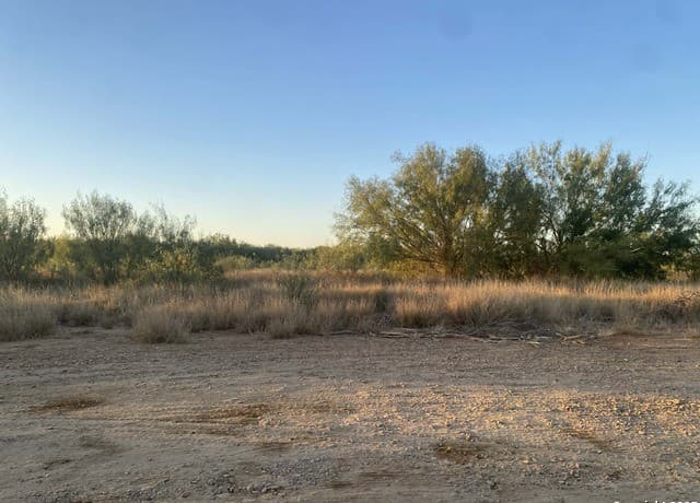 rental at 117 W Fm in Dilley, TX — photo 1