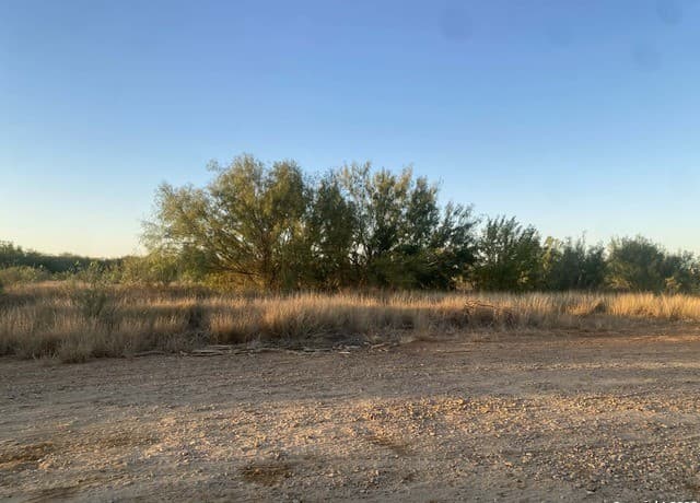 rental at 117 W Fm in Dilley, TX — photo 3